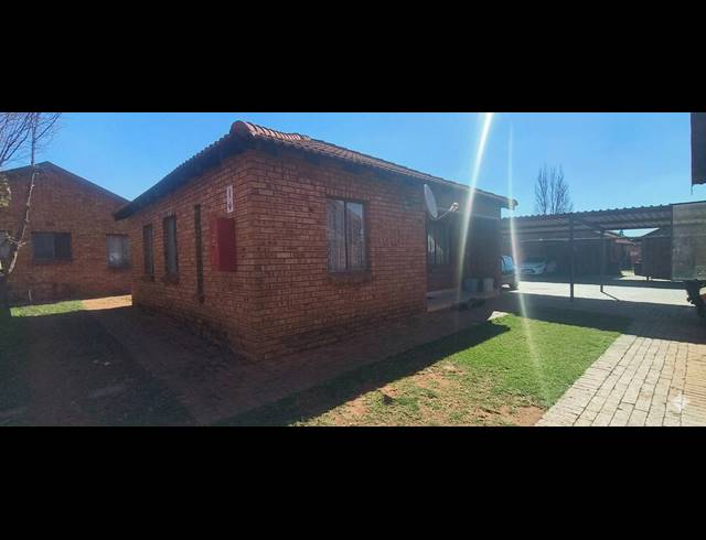 3 BEDROOM TOWNHOUSE FOR SALE IN PROTEA GLEN